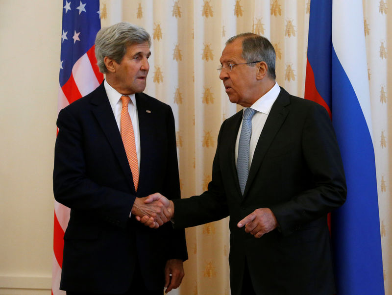 © Reuters. Russian Foreign Minister Lavrov meets with U.S. Secretary of State Kerry in Moscow