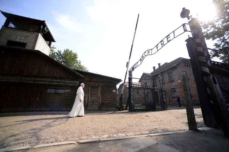 © Reuters. Pope Francis walks through Auschwitz's notorious gate during his visit to the former Nazi death camp
