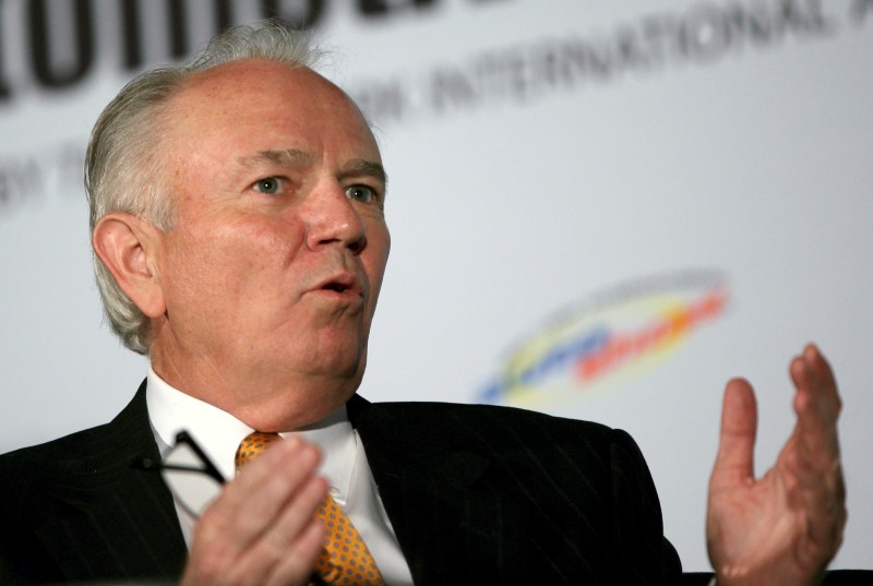 © Reuters. Mike Jackson, Chairman and CEO of AutoNation, speaks during a forum for the 2012 International Auto Show in New York