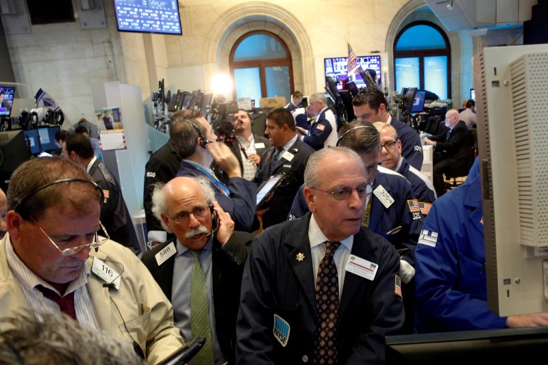 © Reuters. Traders work on the floor of the NYSE