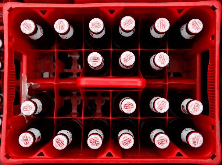 © Reuters. A rack of Stella Artois beer bottles is seen at the entrance of Anheuser-Busch InBev plant in Leuven