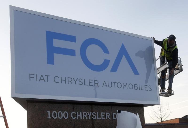 © Reuters. A new Fiat Chrysler Automobiles sign is unveiled at Chrysler Group World Headquarters in Auburn Hills, Michigan