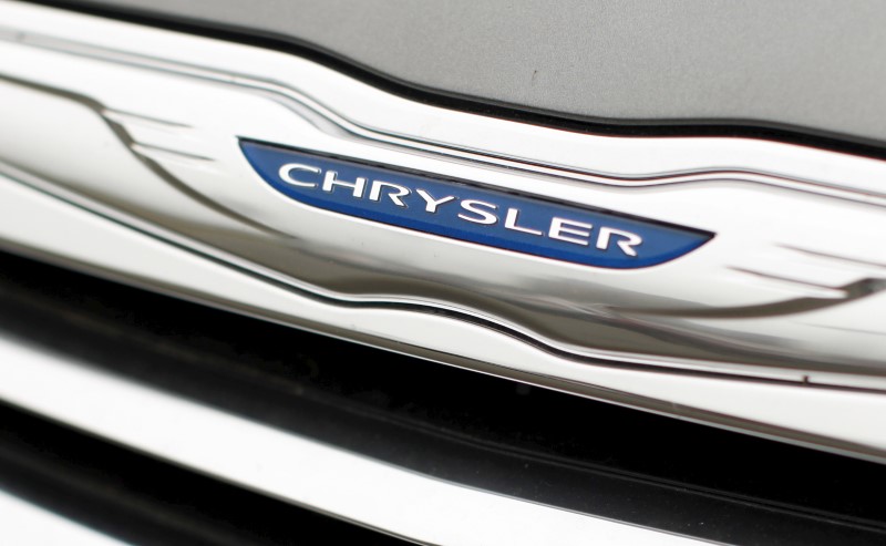 © Reuters. File photo of Chrysler badge pictured on a new car at a dealership in Vienna, Virginia