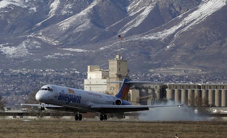 © Reuters. An Allegiant Air passenger jet lands at the Ogden-Hinckley Airport in Ogden