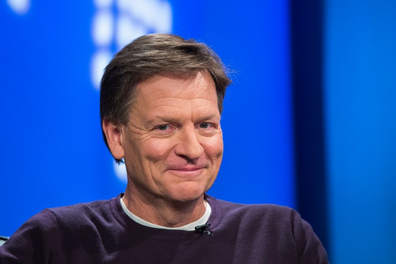 © Reuters. File photo of author Michael Lewis smiling during an interview at Reuters regarding his book about high-frequency trading (HFT) named "Flash Boys: A Wall Street Revolt," in New York