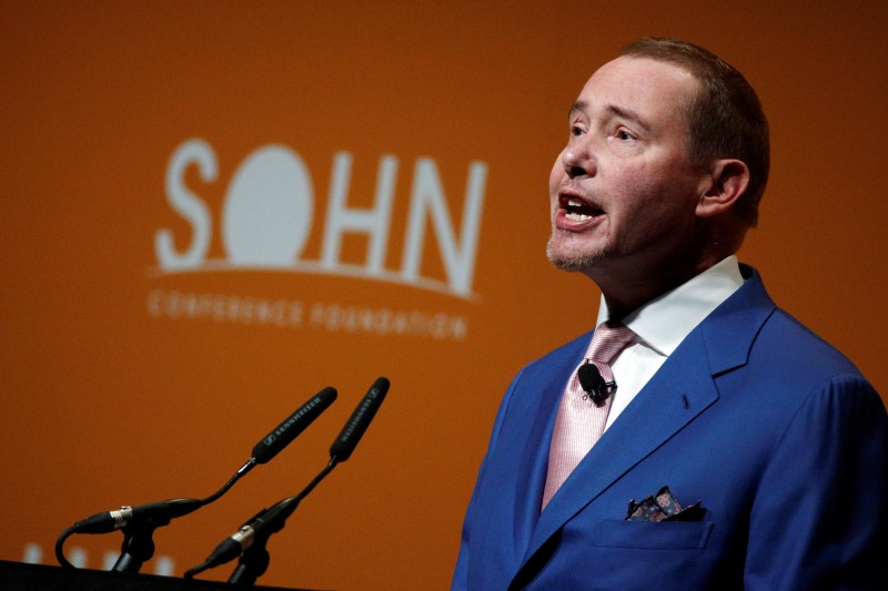 © Reuters. Jeffrey Gundlach, founder of DoubleLine Capital, speaks at the Sohn Investment Conference in New York City