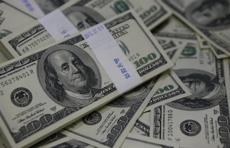 © Reuters. هبوط حاد للدولار بعد بيانات ضعيفة بشأن نمو الاقتصاد الأمريكي