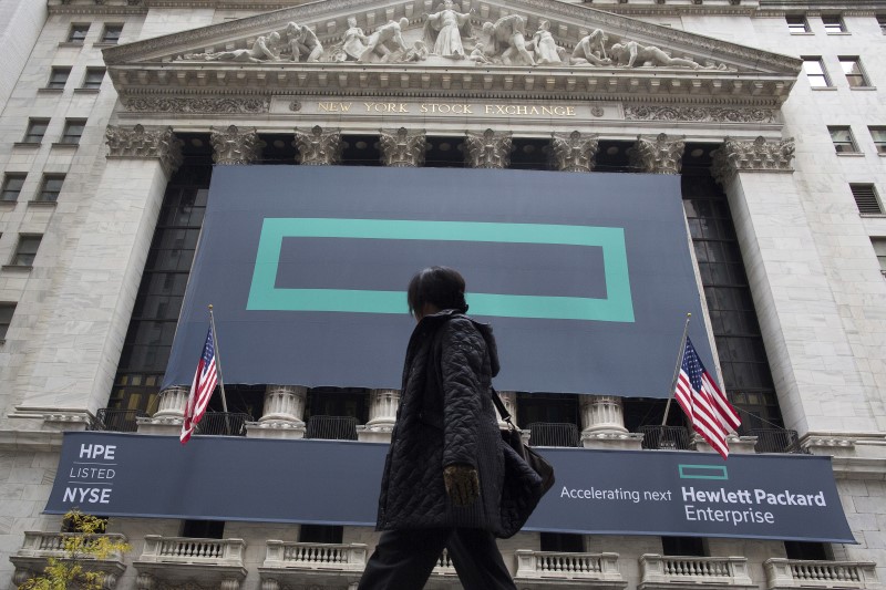 © Reuters. Signs for Hewlett Packard Enterprise Co., cover the facade of the New York Stock Exchange