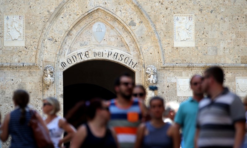 © Reuters. The entrance of Monte dei Paschi bank headquater is pictured in downtown Siena