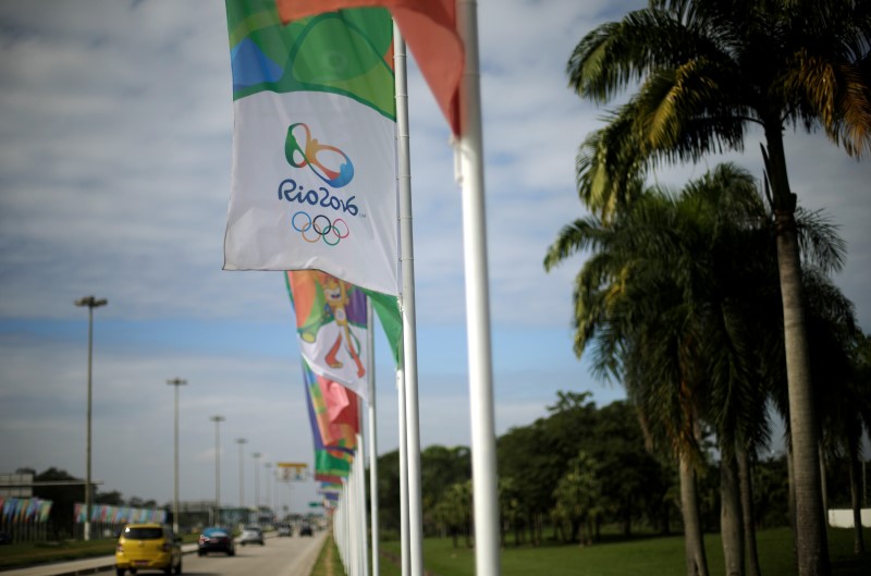 © Reuters. Flags with welcome messages in several languages advertising the 2016 Rio Olympics are pictured on Rio de Janeiro's international airport driveway