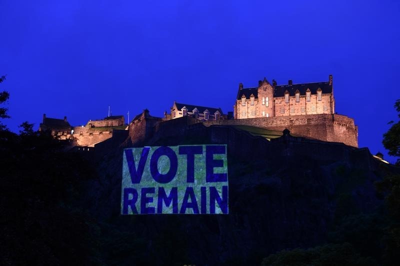 © Reuters. Edinburgh Castle rock is illuminated with a sign to "Vote Remain" in a show of support for the campaign to remain in Europe ahead of Thursday's EU Referendum in Scotland