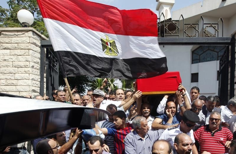 © Reuters. محكمة مصرية تحيل أوراق 7 إلى المفتي في قضية قتل ضابط شرطة كبير
