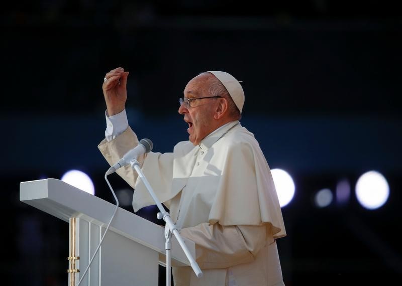 © Reuters. البابا يدين "موجة الإرهاب" ويدعو الشباب لتجنب اللامبالاة