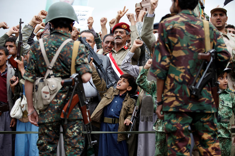 © Reuters. Supporters of the Houthi movement take part in a demonstration in Sanaa, Yemen