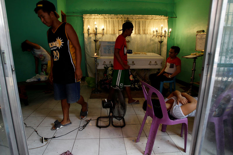 © Reuters. A Picture and Its Story: A death in Manila