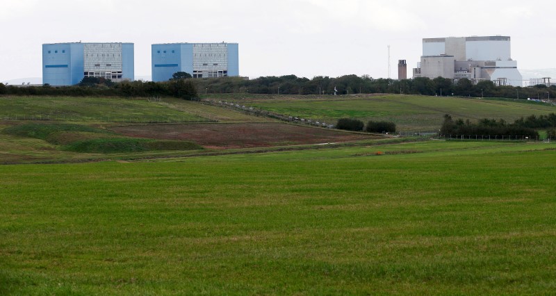 © Reuters. Las centrales nucleares Hinkley Point A y B, detrás del terreno donde está prevista la construcción del reactor C en Bridgwater, Inglaterra.