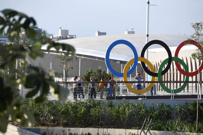 © Reuters. Un grupo de personas se saca fotos junto a los aros olímpicos en el Parque Olímpico en Río de Janeiro