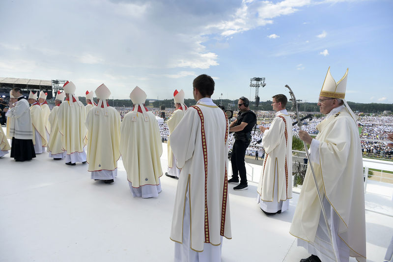 © Reuters. Pope Francis arrives to lead a mass at the Campus Misericordiae during World Youth Day in Brzegi near Krakow