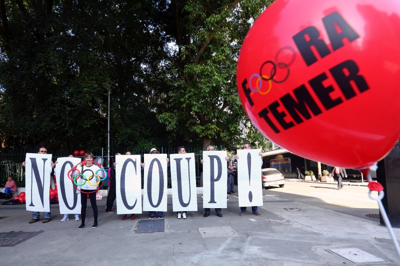 © Reuters. Supporters of Rousseff protest against the government of Temer before the relay of the Olympic flame at Paulista Avenue in Sao Paulo's financial center