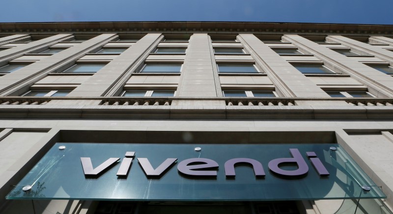 © Reuters. File photo of the logo of the entertainment-to-telecoms conglomerate Vivendi over the main entrance of company's headquarters in Paris