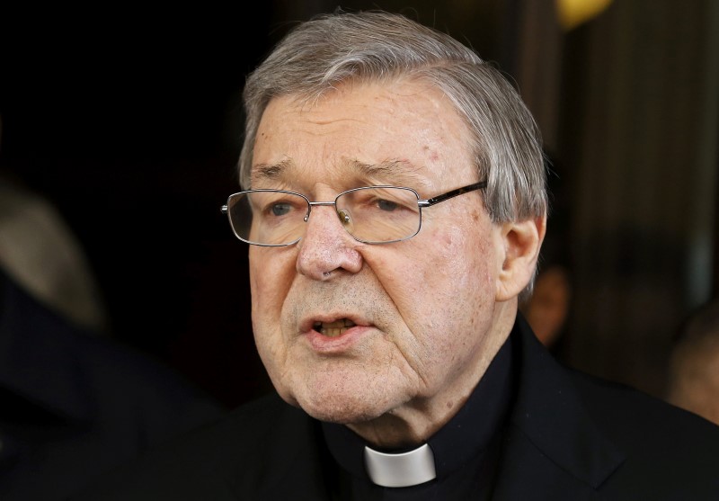 © Reuters. Pell speaks to journalists at the end of a meeting with the sex abuse victims at the Quirinale hotel in Rome