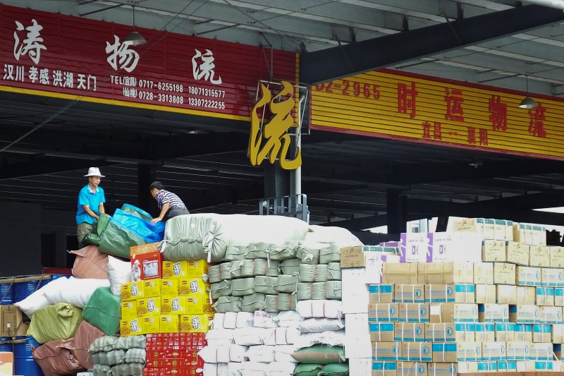 © Reuters. Employees work at a logistic centre in Yichang