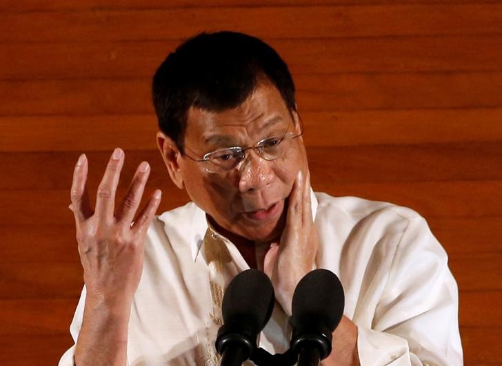 © Reuters. Philippine President Rodrigo Duterte speaks during his first State of the Nation Address at the Philippine Congress in Quezon city, Metro Manila