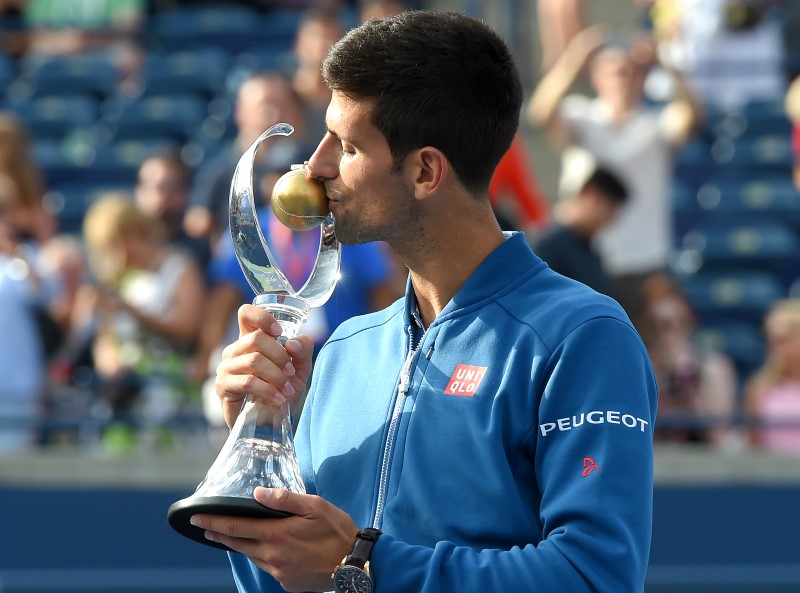 © Reuters. El tenista serbio Novak Djokovic tras derrotar al japonés Kei Nishikori y ganar la final del Torneo de Toronto