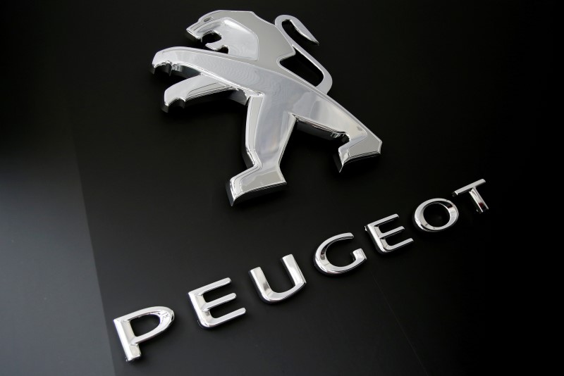 © Reuters. A logo of Peugeot car maker is seen at the Roland Garros stadium in Paris