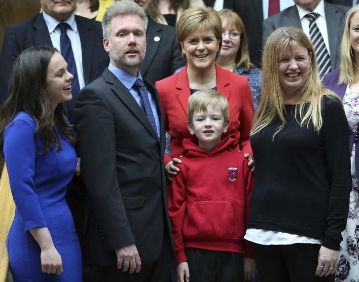 © Reuters. Gregg, Kathryn and Lachlan Brain meet Scotland's First Minister Nicola Sturgeon and MSP Kate Forbes (L) at Scotland's devolved Parliament in  Edinburgh, Scotland