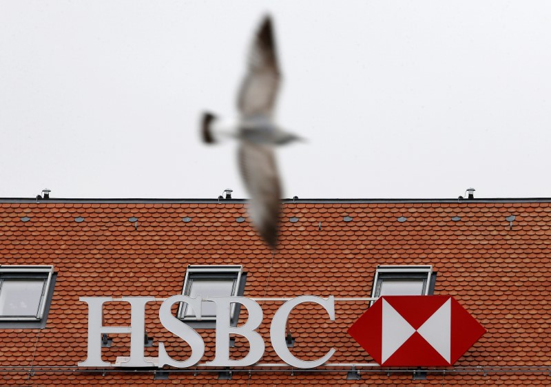 © Reuters. A HSBC logo is pictured at a Swiss branch of the bank in Geneva