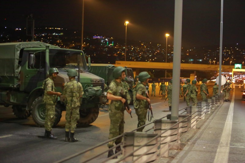 © Reuters. Militares turcos bloqueando acesso a ponte em Istambul