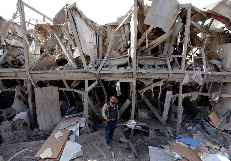 © Reuters. Homem visto em local de explosão em Cabul