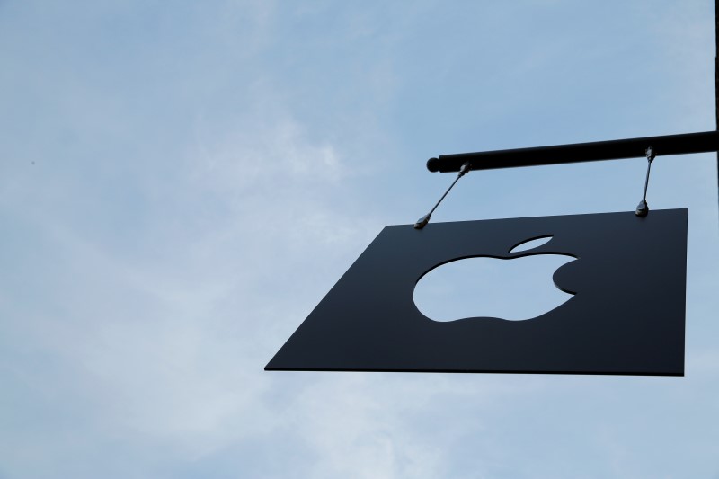© Reuters. The Apple logo hangs from the front of the new Apple Store Williamsburg in Brooklyn, New York