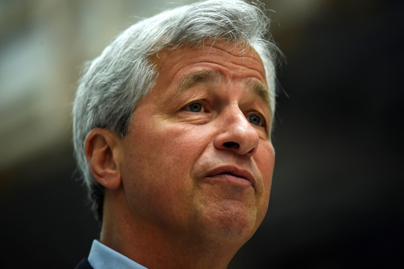 © Reuters. JP Morgan CEO Jamie Dimon speaks at a Remain in the EU campaign event attended by Britain's Chancellor of the Exchequer George Osborne (not shown) at JP Morgan's corporate centre in Bournemouth