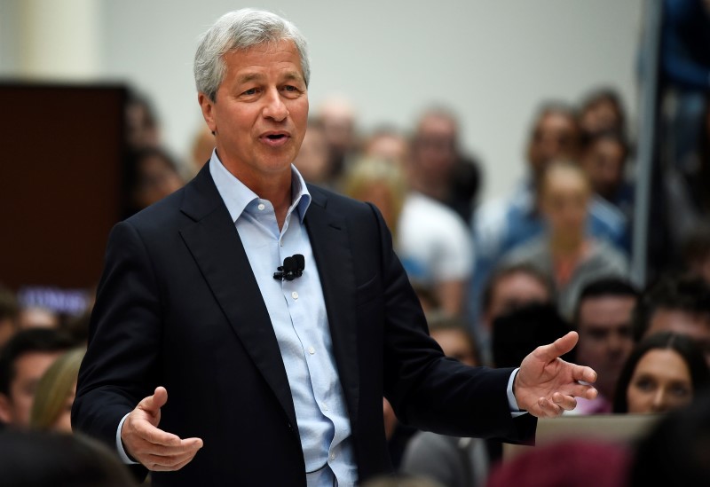 © Reuters. JP Morgan CEO Jamie Dimon speaks at a Remain in the EU campaign event attended by Britain's Chancellor of the Exchequer George Osborne (not shown) at JP Morgan's corporate centre in Bournemouth