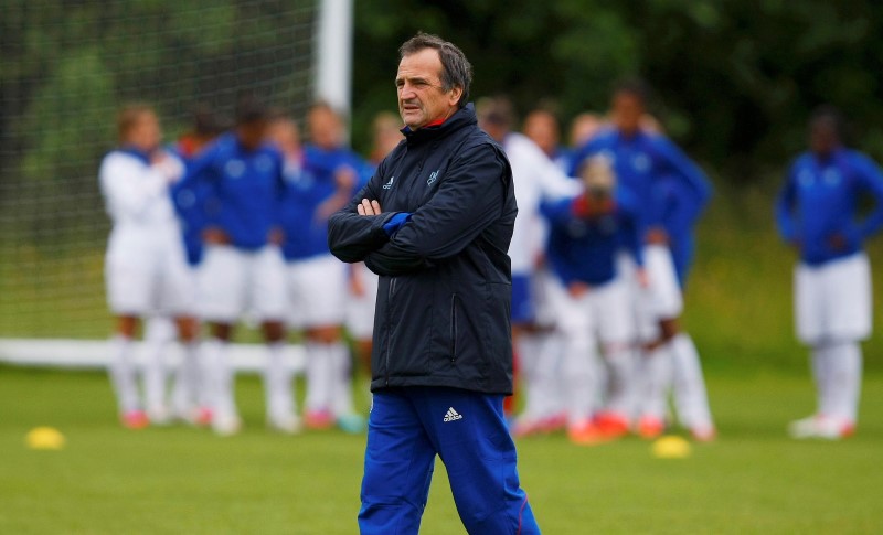 © Reuters. Bruno Bini, the head coach of the French women's Olympic soccer team, walks on the pitch during a training session in Glasgow