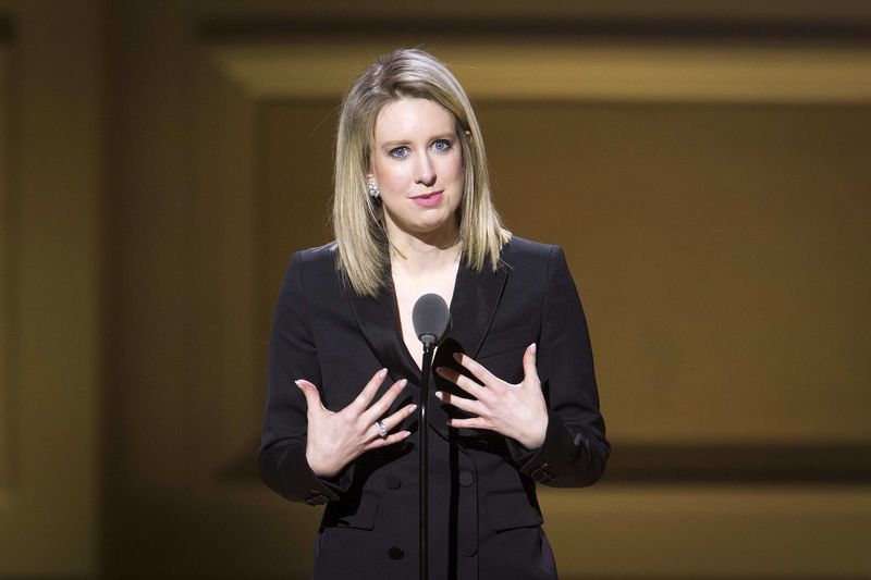 © Reuters. Theranos CEO Elizabeth Holmes speaks on stage at the Glamour Women of the Year Awards where she receives an award, in the Manhattan borough of New York