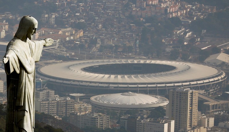 © Reuters. An aerial view shows the Christ the Redeemer statue with the Maracana stadium in background, in Rio de Janeiro