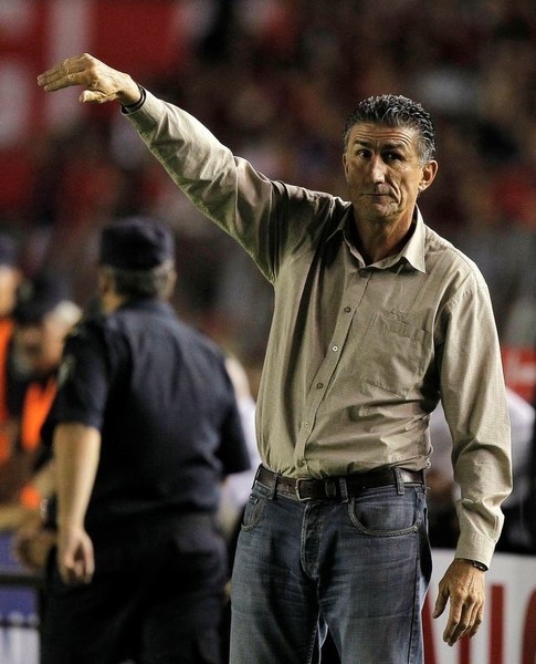 © Reuters. الأرجنتين تعين المدرب بوزا الفائز بكأس ليبرتادوريس مرتين