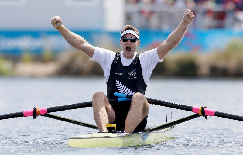 © Reuters. Mahe Drysdale of New Zealand celebrates winning gold in the men's rowing Single Sculls final during the London 2012 Olympic Games at Eton Dorney