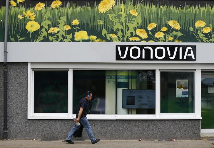 © Reuters. The logo of German real estate company Vonovia is seen at a Vonovia building in Essen