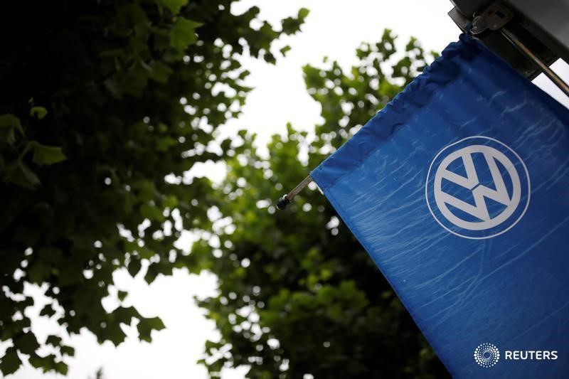 © Reuters. A Volkswagen's logo is seen at a dealership in Seoul