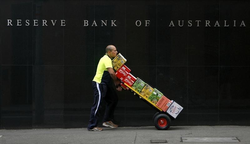 © Reuters. File photo of a worker walking past the Reserve Bank of Australia (RBA) building in central Sydney