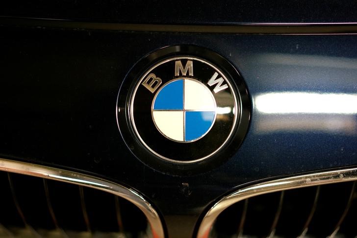 © Reuters. Логотип BMW на автомобиле