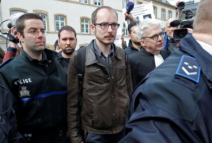 © Reuters. Former PwC employee Deltour and his lawyer Bourdon are escorted by police as they leave the court after the first day of the LuxLeaks trial in Luxembourg