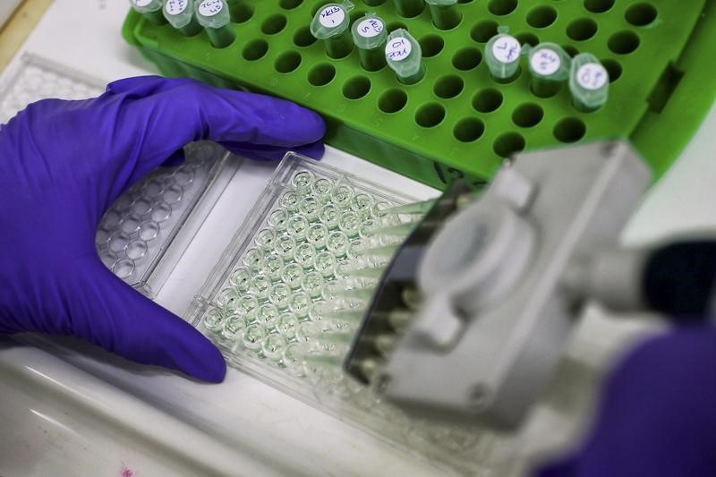 © Reuters. العلماء يسعون لأدوية "مضادة للتطور" في معركة جديدة ضد السرطان