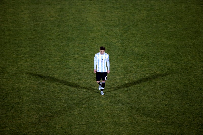 © Reuters. Argentina's Lionel Messi reacts after his team's loss to Chile in their Copa America 2015 final soccer match at the National Stadium in Santiago