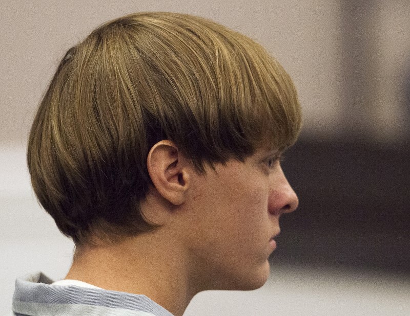 © Reuters. Dylann Roof attends a hearing at the Judicial Center in Charleston