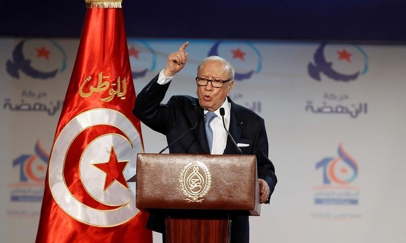 © Reuters. الرئيس التونسي يقترح وزيرا من حكومة الصيد المقالة لرئاسة الوزراء